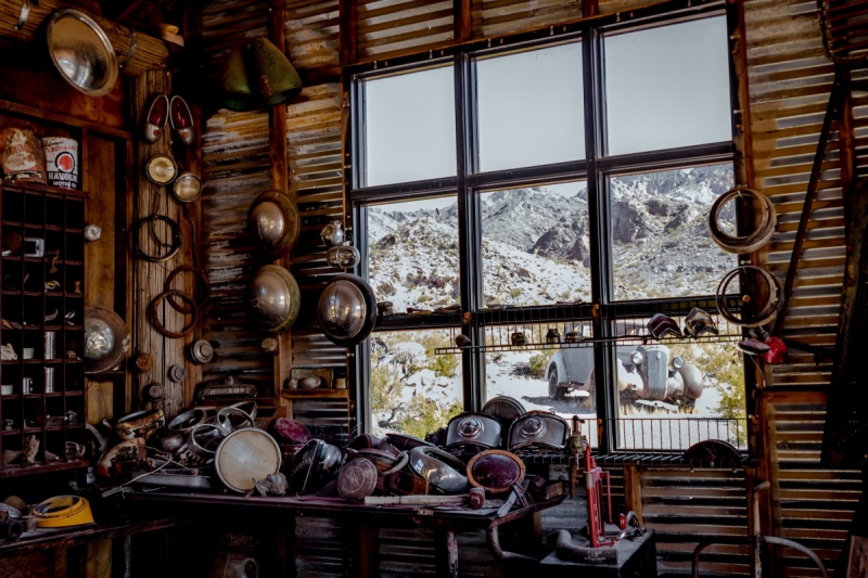 cordonnerie-CAGNES SUR MER-min_shop_window_part_junk_abandoned-138873